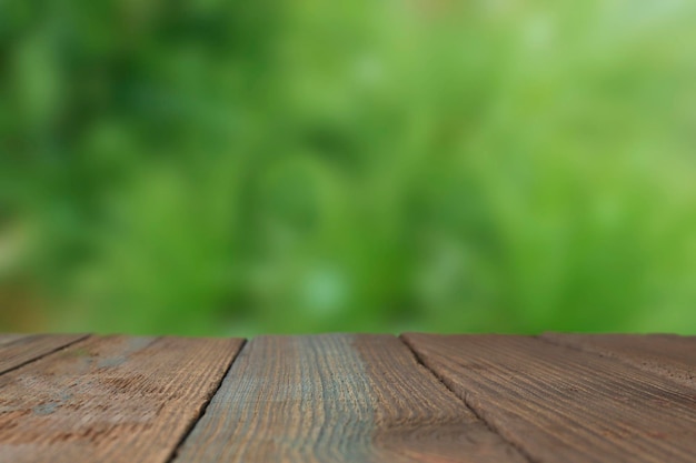 Houten plank lege tafel voor wazig groene natuurlijke achtergrond Mock up voor weergave van product