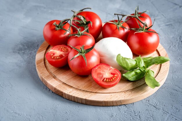 Houten plank met mozzarella tomaten basilicum Italiaanse keuken Plaats voor tekst