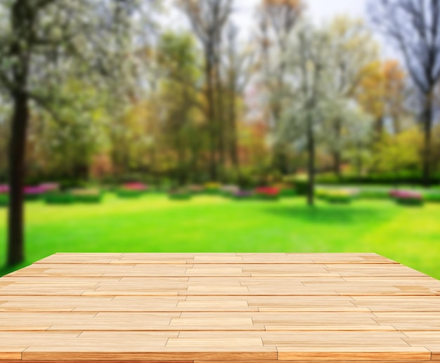 Houten plank op een wazige achtergrond in de tuin