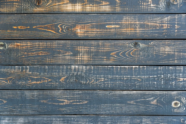 Houten planked achtergrond van donkere, zwarte, armoedige houten plank met gebarsten verf