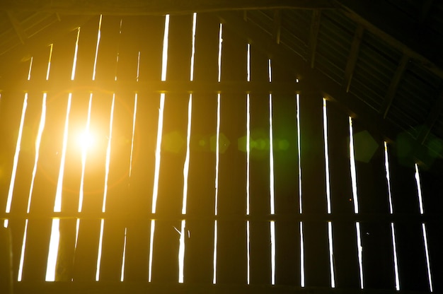 Foto houten planken achtergrond. donkere muur in het contrastlicht.