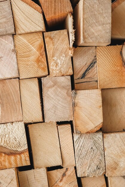 Foto houten planken gestapeld op een stapel als achtergrondstructuur. kopiëren, lege ruimte voor tekst