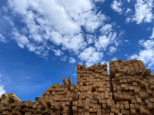 Houten planken hout industrieel hout hout Grenen hout stapel natuurlijke ruwe houten planken op bouwplaats Industrieel hout bouwmaterialen