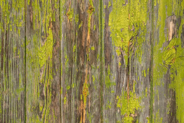 Houten planken met oude afbladderende groene verf