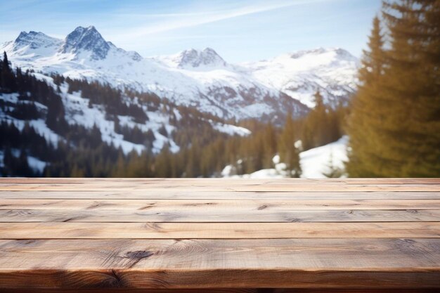 Houten planken met sneeuw op de bergen op de achtergrond.