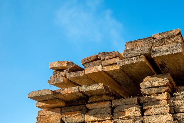 Houten planken op de hemelachtergrond