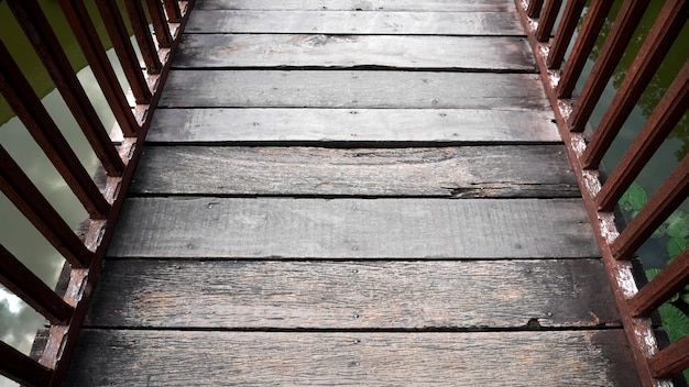 Houten plankweg op de brug over het kanaal