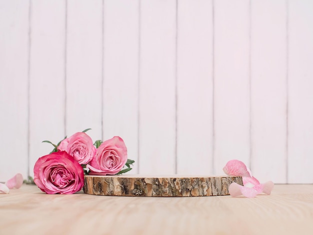 Houten podium of productpodium met roze rozen op witte houten achtergrond