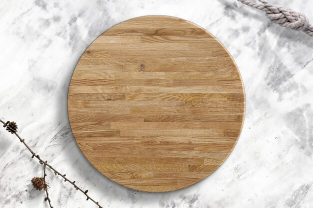 Houten podium voor productvertoning op marmeren achtergrond
