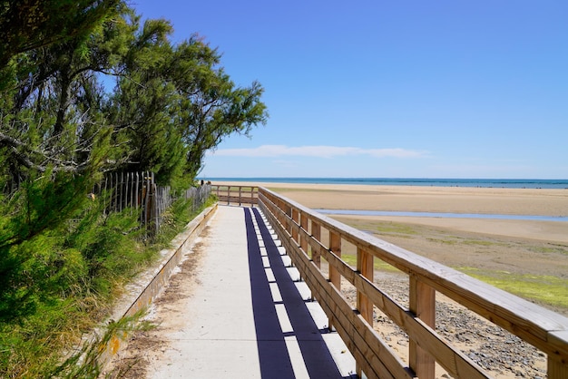 Houten ponton loopbrug aan de kant van het zandstrand in de kusthorizon van de Atlantische Oceaan in Jard sur Mer in Frankrijk