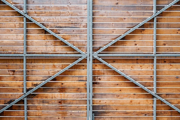 Houten poort van horizontale planken op metalen frame als achtergrond