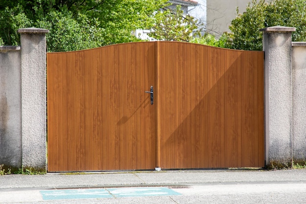 Houten portaal straat houten poort barrière modern huis beschermen huis tuin