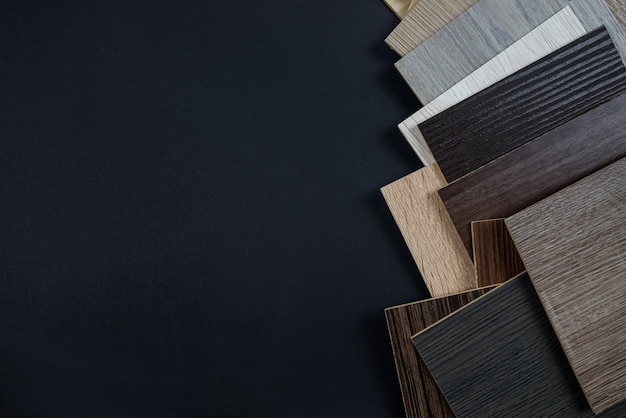 Foto houten premium sampler voor ontwerp van moderne appartementen houten laminaatmonsters op zwart met kopieerruimte