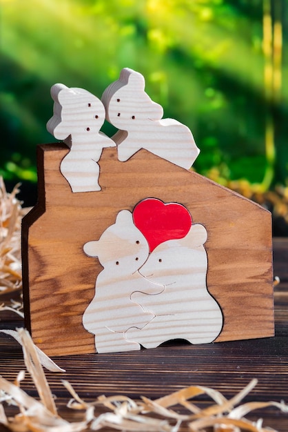 Foto houten puzzel in de vorm van een familie handgemaakte beren op de achtergrond van het bos