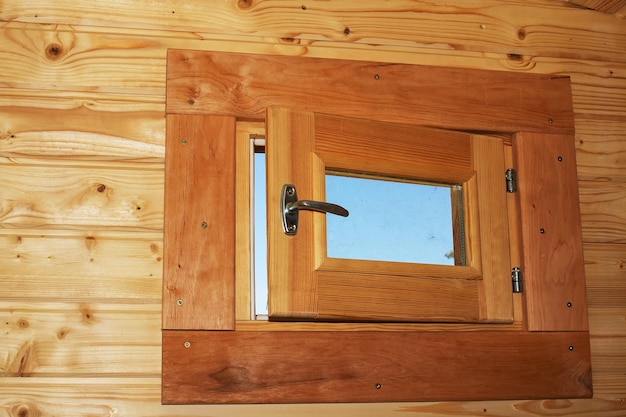 Houten raam op een houten muur close-up