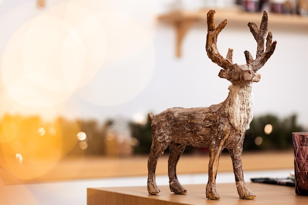 Houten rendieren op houten tafel met kerstslingerverlichting