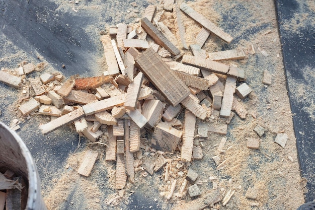 Foto houten restjes van planken klein zaagsel rond