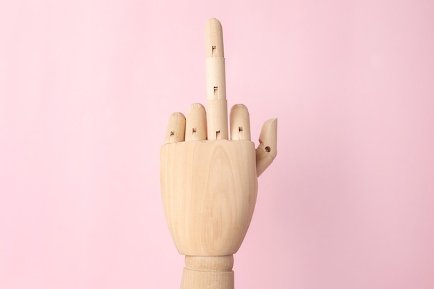 Foto houten robothand die onbeleefd gebaar toont