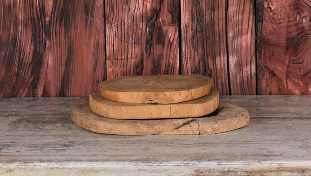 houten ronde bord podium op een houten tafel