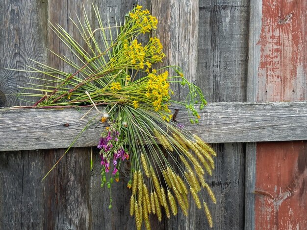 houten rustieke hek met bloemen