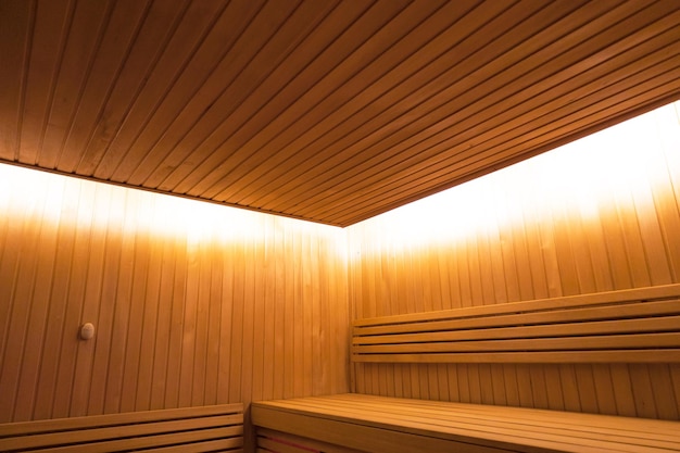 Houten sauna verlicht plafond in een houten kamer