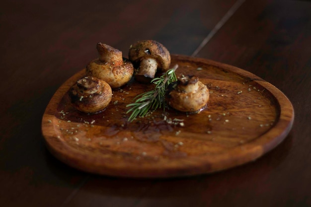 houten schaal met gebakken champignons