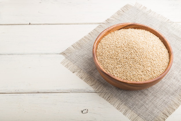 Houten schaal met rauwe witte quinoa zaden