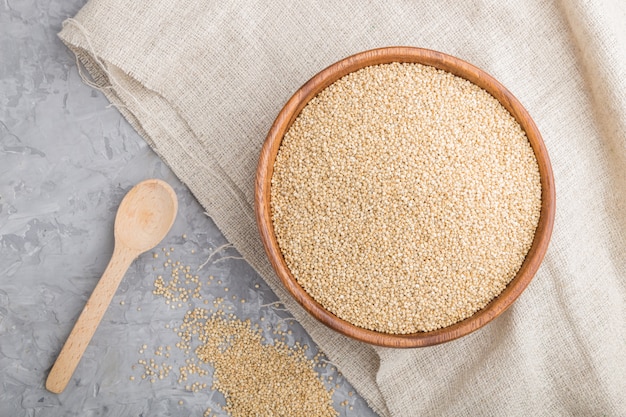 Houten schaal met rauwe witte quinoa zaden