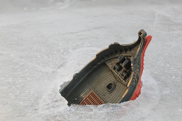 houten schip bevroren in ijs