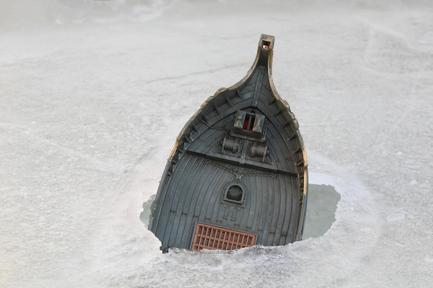 houten schip bevroren in ijs