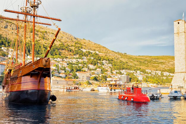 Houten schip in de oude haven in de Adriatische Zee in Dubrovnik, Kroatië. Mensen op de achtergrond