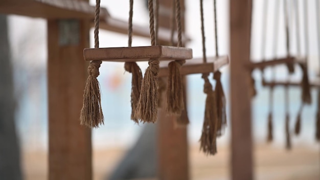 Houten schommel op een strandbar close-up