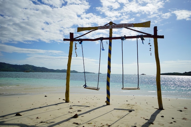 Houten schommel op het strand op het eiland Lombok, Indonesië