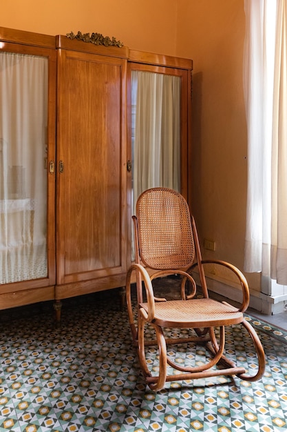 Houten schommelstoel in de woonkamer, vintage stijl en retro