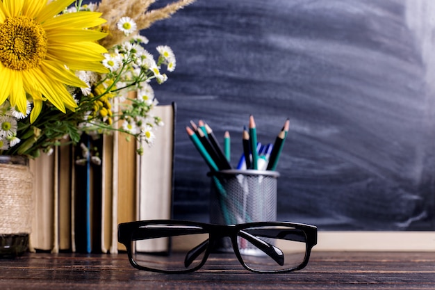 Houten schoolbordframe en vaasboeket op lege lijst