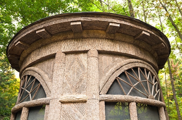 Foto houten schors incrusted belvedere fragment (in de lentepark)