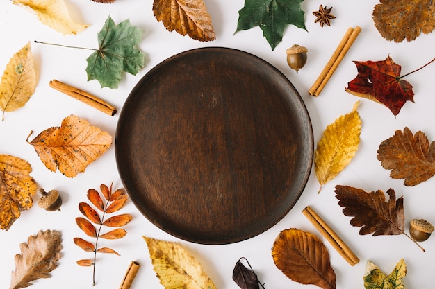 Foto houten schotel onder herfstbladeren