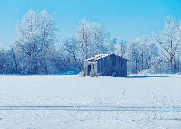 Houten schuur, op het winterlandschap in Lapland, Finland