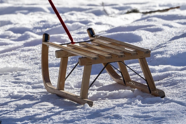 Houten slee op de sneeuw