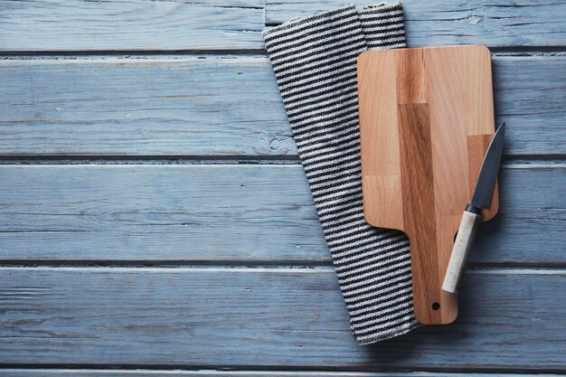 Houten snijplank en doek op een rustieke houten planktafel