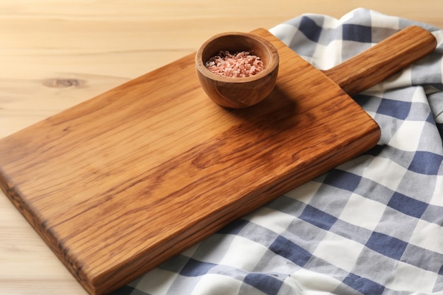 Houten snijplank en katoenen servet op tafel