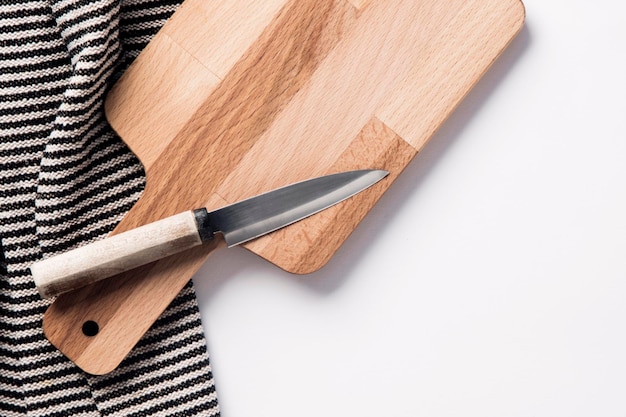 Houten snijplank en mes met een gestreepte doek