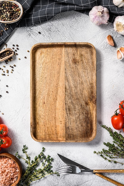 Houten snijplank in het centrum van verse rauwe groenten, groenten