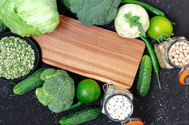 Houten snijplank met ingrediënten voor het koken