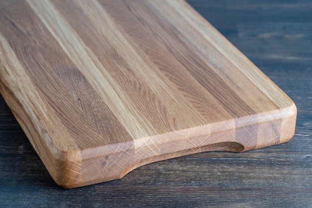 Houten snijplank op houten tafel achtergrond