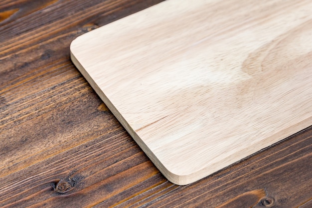 Foto houten snijplank op houten tafel achtergrond