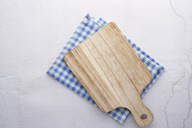 houten snijplank op zwarte achtergrond van boven naar beneden