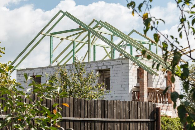 Houten spanten op het huis