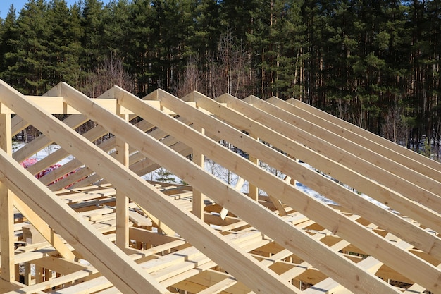 Houten spanten van daken constructie van frame huis textuur herhalend oppervlak