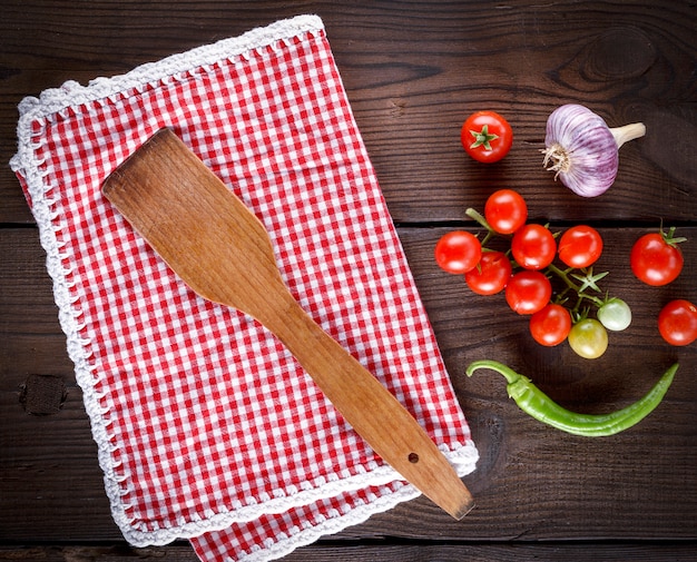 Houten spatel op een rode textielhanddoek